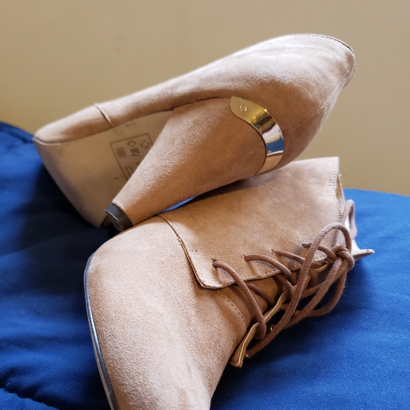 Woman's Shoes - Picture 3 of 4